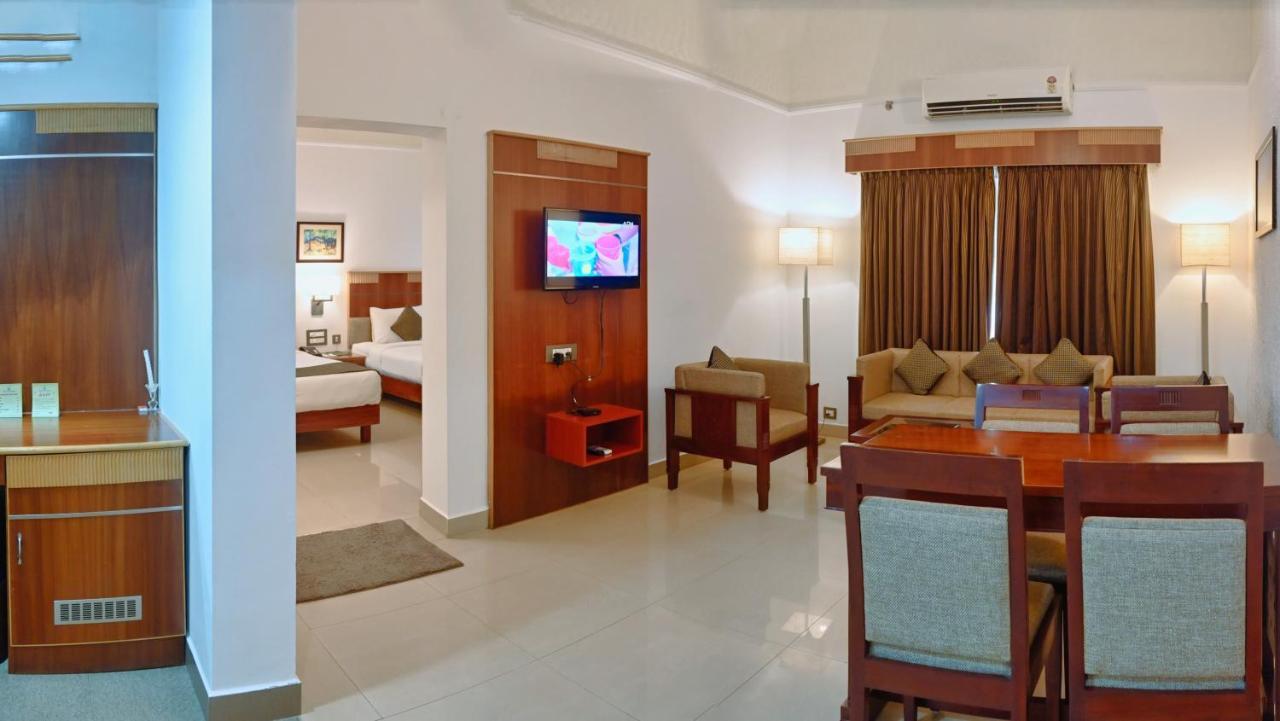 Contour Backwaters Hotel Resort & Convention Centre Rāmankari Kültér fotó